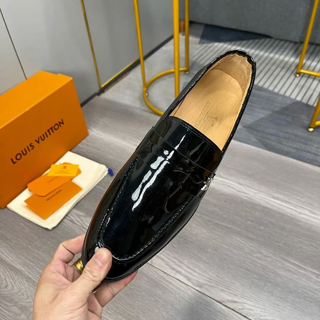 Factory price: 520💰-(LV) men’s formal leather shoes! Genuine molded horsebit, a classic must-have for your shoe cabinet! The feet are particularly delicate! This Gucci original version is a set last, and we are consistent with the counter! Therefore, it is more comfortable in terms of last shape and comfort! Take it to the counter and compare at will! Good shoes are more than just what they make! But grasp the essence from the inside out! Material: Imported first-layer cowhide! Genuine leather outsole imported from Italy, size: 39-44 (38/45 customized, non-refundable)